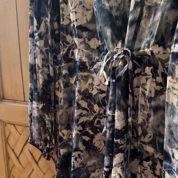 Madewell Tie-Waist Shirtdress in Floral Crepe - Picture 3 of 4